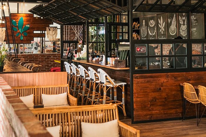 Canabeans menawarkan suasana kafe yang cozy.