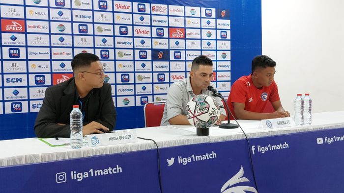 Pelatih Arema FC, Javier Roca, pada sesi jumpa pers seusai pertandingan melawan Dewa United pada laga pekan ke-12 Liga 1 2022/2023 di Stadion Manahan, Solo, Rabu (7/12).