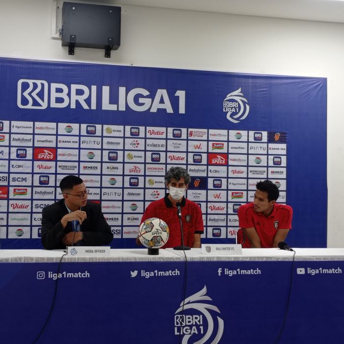 Pelatih Bali United, Stefano Cugurra, bersama kiper Muhammad Ridho, usai timnya mengalahkan Bhayangkara FC pada pekan ke-13 Liga 1 2022/23, Kamis (8/12/2022).