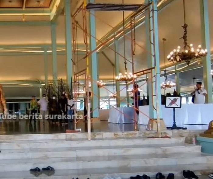 Bagian dalam Pura Mangkunegaran dicat ulang jelang pernikahan Kaesang dan Erina. 