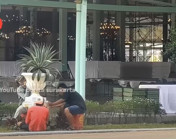 Pot-pot tanaman di cat ulang jelang acara pernikahan Kaesang Erina. 