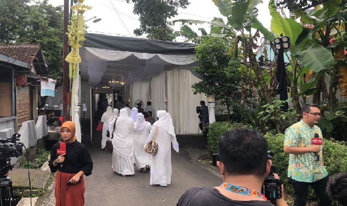 Situasi terkini kediaman Erina Gudono jelang akad nikah, tamu undangan mengenakan pakaian berwarna putih