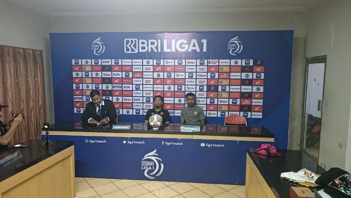Asisten Pelatih PSM Makassar, Ahmad Amiruddin dan Yance Sayuri dalam konferensi pers seusai laga melawan Persita Tangerang, di Stadion Sultan Agung, Bantul, Kamis (8/12/2022).