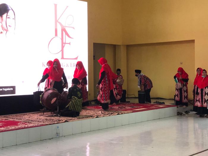 Persiapan qasidahan musik islami di GOR rumah Erina Gudono menjelang acara Midodareni (9/12/2022)