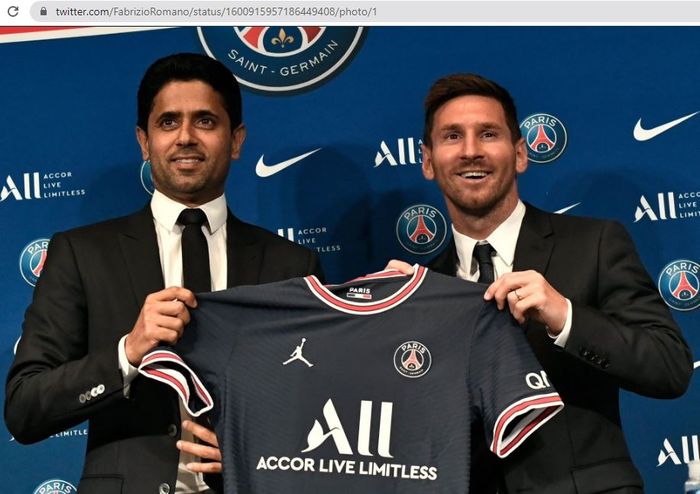 Presiden PSG, Nasser Al Khelaifi (kiri), berpose dengan Lionel Messi (kanan) dalam sebuah konferensi pers.