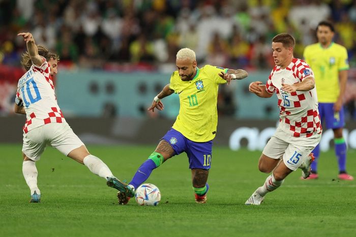 Penyerang timnas Brasil, Neymar (tengah), berebut bola dengan gelandang timnas Kroasia, Luka Modric dan Mario Pasalic, dalam laga perempat final Piala Dunia 2022 di Stadion Education City, Jumat (9/12/2022).