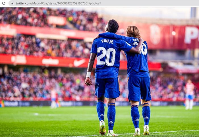 Vinicius Junior (kiri) saat bersama dengan Luka Modric (kanan) di Real Madrid.