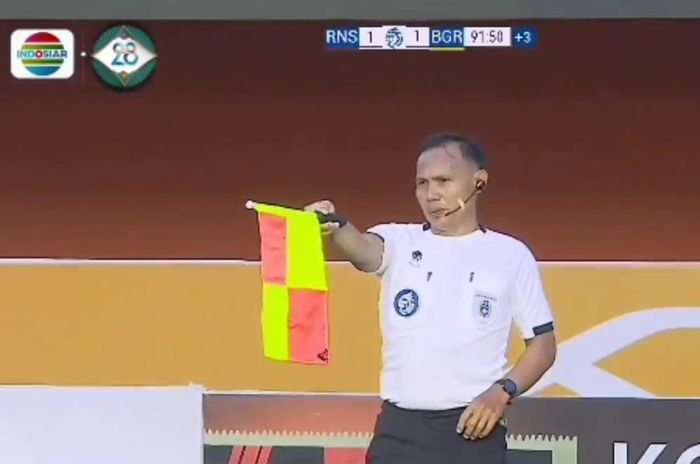 Asisten wasit yang blunder menganulir gol onside Gustavo Tocantins dalam laga Persikabo 1973 vs Rans Nusantara FC (9/12/2022). 