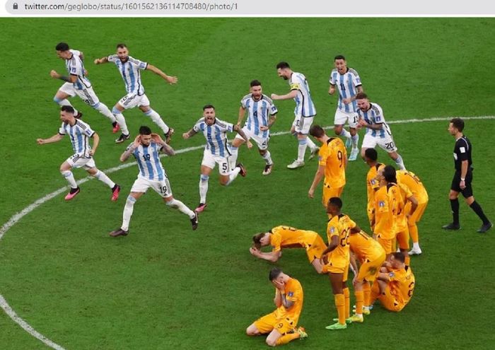 Momen bek timnas Argentina, Nicolas Otamendi (19), melakukan selebrasi sembari mengejek para pemain timnas Belanda di perempat final Piala Dunia 2022, Jumat (9/12/2022).