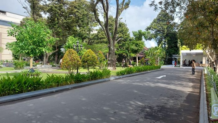 Situasi terkini lokasi akad nikah Kaesang Pangarep-Erina Gudono, di Pendopo Royal Ambarrukmo, Yogyakarta, Sabtu (10/12/2022) terpantau sudah dipadati petugas keamanan dan paspampres.