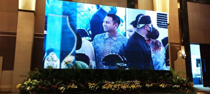 Raffi Ahmad datang dengan setelan kemeja batik berwarna biru.