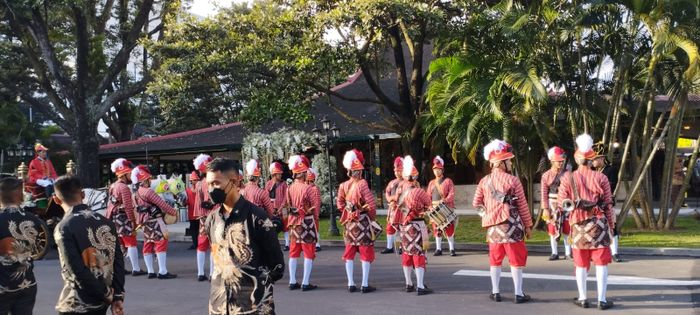 Prajurit Keraton berjaga di depan Pendopo Agung Royal Ambarrukmo usai pernikahan Kaesang dan Erina Gudono.