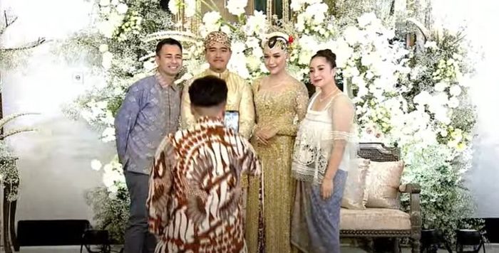 Raffi Ahmad dan Nagita berfoto bersama Kaesang dan Erina Gudono