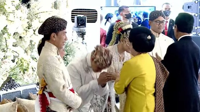 Sri Sultan Hamengkubuwono X dan sang permaisuri hadiri pernikahan Kaesang Pangarep dan Erina Gudono pada Sabtu (10/12/2022)