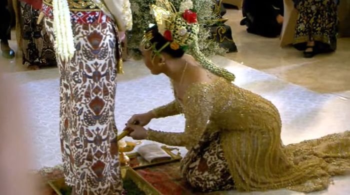 Erina Gudono basuh kaki suami usai pernikahannya di Royal Ambarrukmo Hotel, Yogyakarta 