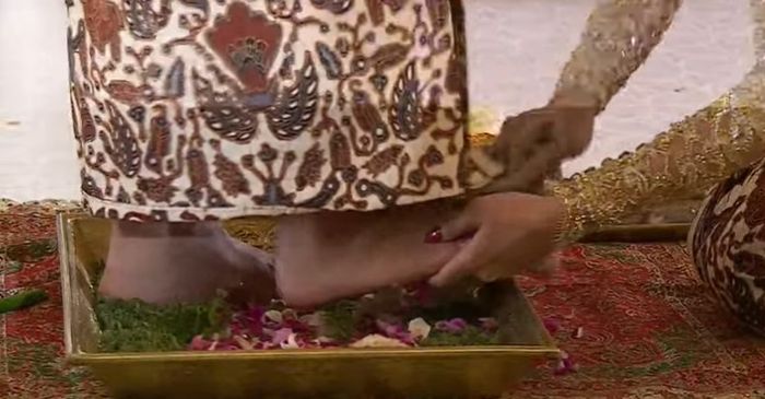 Erina Gudono basuh kaki suami usai pernikahannya di Royal Ambarrukmo Hotel, Yogyakarta