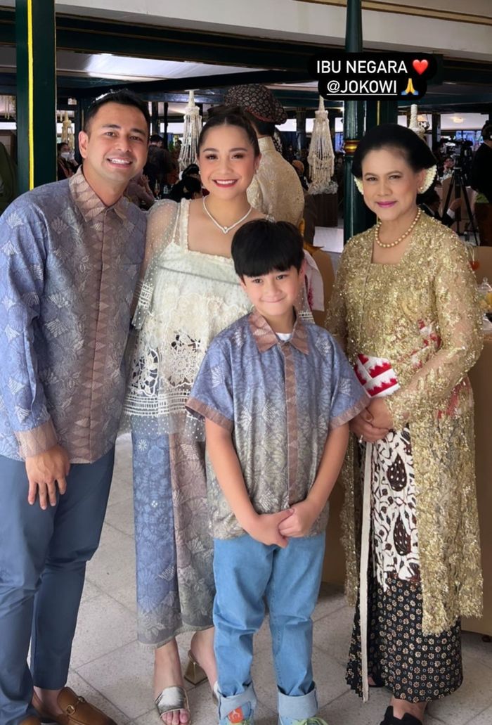 Raffi Ahmad, Nagita Slavina, dan Rafathar berfoto bersama Iriana Jokowi
