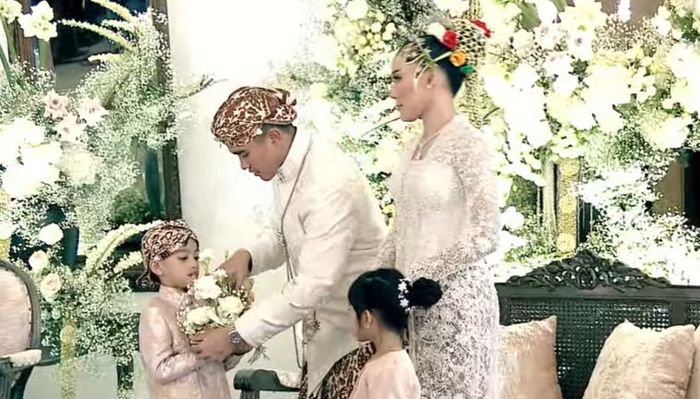 Tingkah Jan Ethes saat serahkan cincin kepada Kaesang dan Erina
