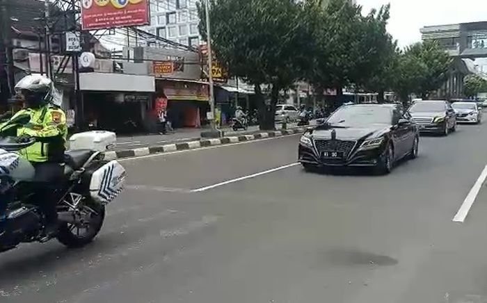 Mobil RI 90 terlihat datang dan mulai memasuki area Pendopo Royal Ambarrukmo