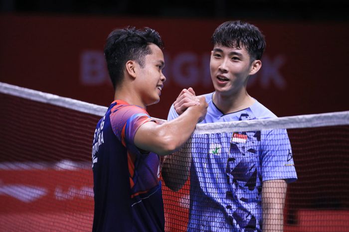 Anthony berjabat tangan dengan Loh Kean Yew pada pada pertemuan terakhir mereka di World Tour Finals 2022. Anthony membawa bekal kemenangan jelang pertandingan mereka di final Kejuaraan Asia 2023.