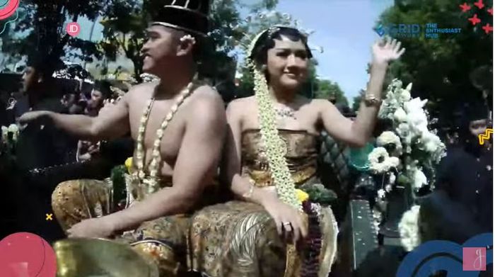 Kaesang dan Erina Gudono menyapa warga dari atas kereta kencana, Minggu (11/12/2022)