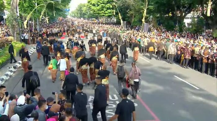 Suasana jelang kirab kereta kencana Kaesang Erina di jl. Slamet Riyadi, Solo (11/12/2022)