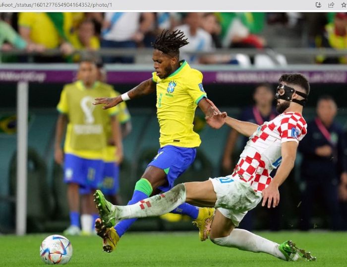 Aksi bek timnas Kroasia, Josko Gvardiol, berduel dengan gelandang timnas Brasil, Fred, pada partai perempat final Piala Dunia 2022, Jumat (9/12/2022).