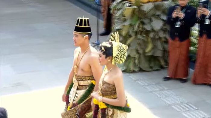 Kaesang Pangarep dan Erina Gudono tampil pakai pakaian pengantin khas solo 