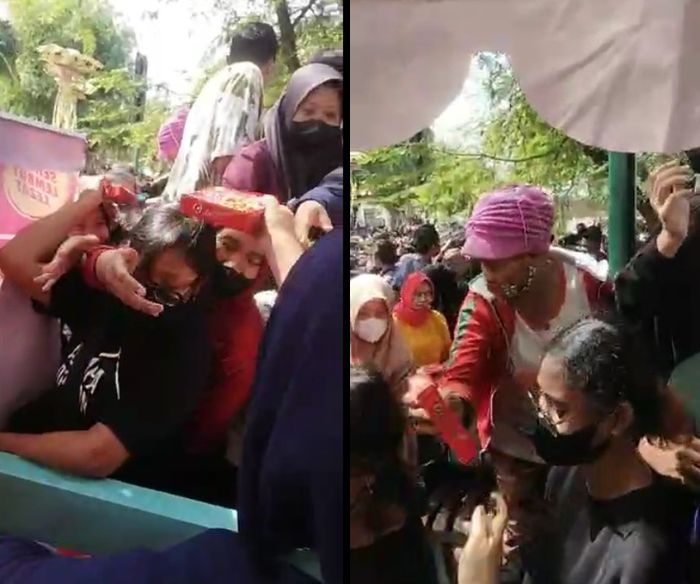 Warga berebutan roti maryam dan juga makanan lain di Pura Mangkunegaran, Solo