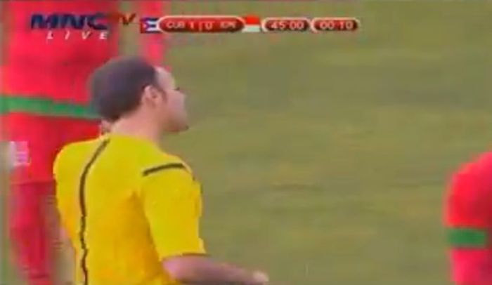 Wasit Mateu Lahoz asal Spanyol saat memimpin laga timnas Indonesia vs Kuba (29/3/2014).