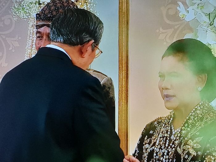 SBY menyalami Iriana Jokowi.