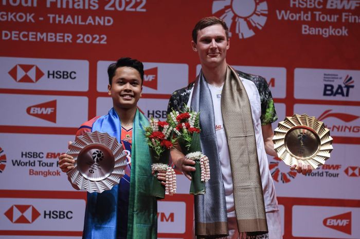 Anthony Ginting (kiri) harus puas menjadi runner-up BWF World Tour Finals 2022 setelah dikalahkan Axelsen. Ginting belum berhasil melakukan revans saat bertemu lagi di final Indonesia Open 2023.