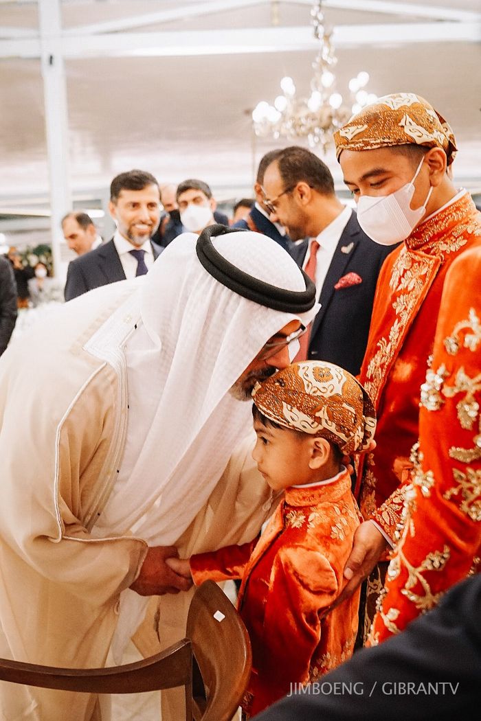 Jan Ethes dicium keningnya oleh Raja Uni Emirat Arab di pernikahan Kaesang-Erina