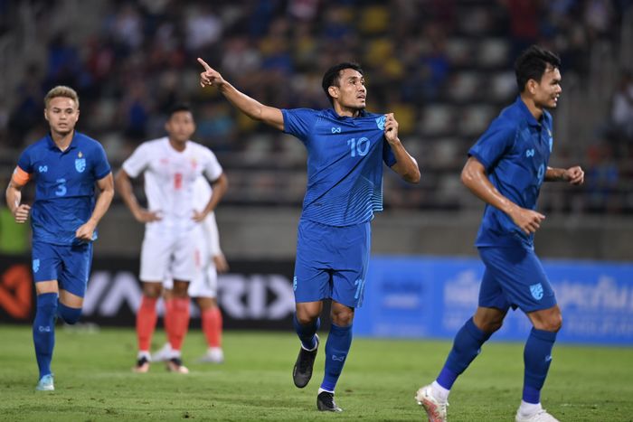Striker timnas Thailand, Teerasil Dangda, merayakan gol yang dicetaknya ke gawang Myanmar pada laga uji coba jelang Piala AFF 2022.