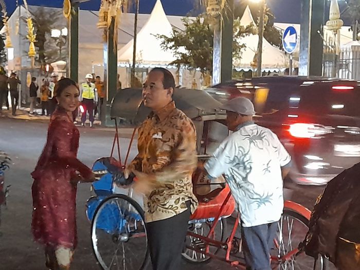 Mba Feni dan suami diantar menggunakan becak