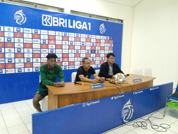 Pelatih Persebaya Surabaya, Aji Santoso dan Alta Ballah dalam konferensi pers usai laga Persebaya Surabaya melawan Persik Kediri