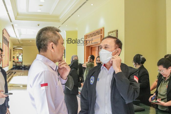 Ketua Umum PSSI, Mochamad Iriawan (kanan), tampak sedang berkomunikasi saat tiba di Hotel Sultan, Senayan, Jakarta, 14 Desember 2022.