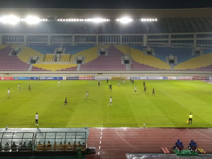 Suasana pertandingan Persib Bandung kontra Dewa United pada pekan ke-14 Liga 1 2022/23 (14/12/2022). 