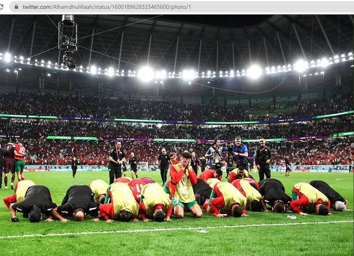 Para pemain timnas Maroko melakukan sujud syukur usai menang dalam suatu laga di Piala Dunia 2022.