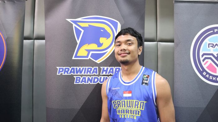 Pemain Prawira Harum Bandung, Yudha Saputera, pada konferensi pers Road to IBL 2023, di kawasan Senayan, Jakarta, Rabu (14/12/2022).