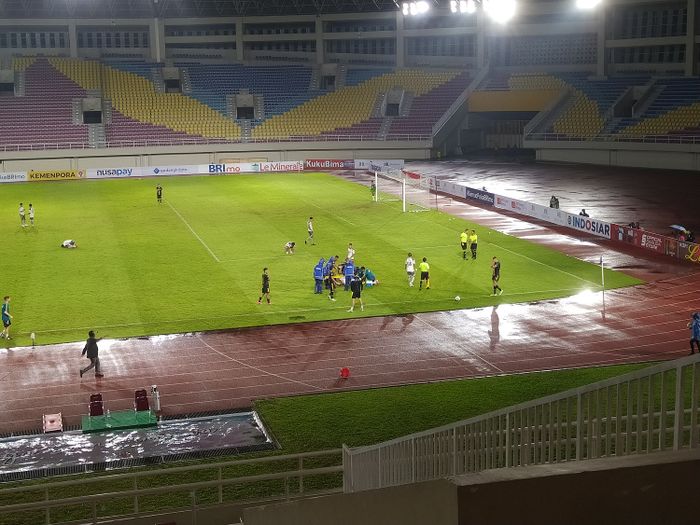 Bek Persib Bandung, Zalnando, mendapat perawatan dari tim medis saat melawan Dewa United di Stadion Manahan, Solo, Rabu (14/12/2022)