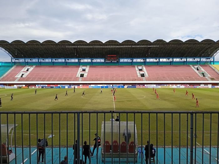 Suasana pertandingan Persija Jakarta vs Persebaya Surabaya di Stadion Maguwoharjo, Sleman, Jumat (16/12/2022).