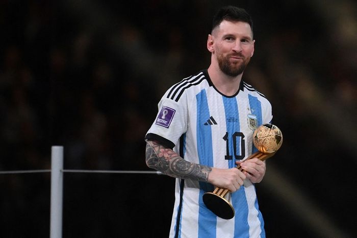 Kapten timnas Argentina, Lionel Messi, tersenyum setelah menerima trofi Golden Ball seusai laga final Piala Dunia 2022 kontra timnas Prancis di Stadion Lusail, Minggu (18/12/2022).