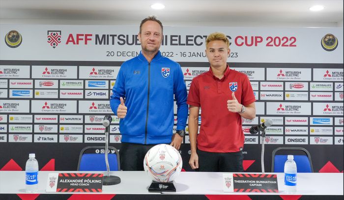 Pelatih timnas Thailand, Alexandre Polking dan Theerathon Bunmathan.