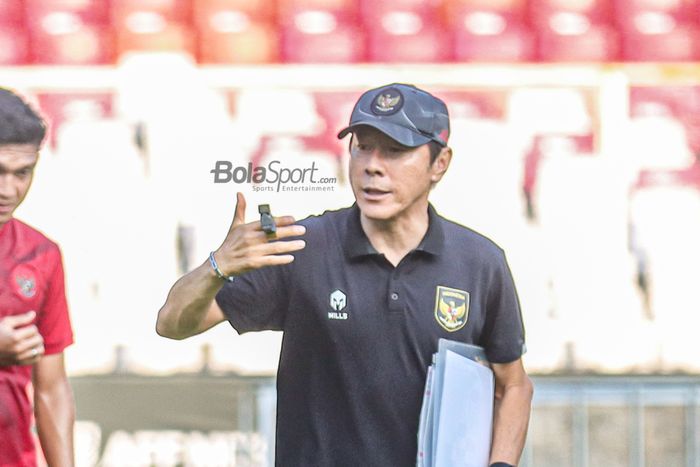 Pelatih timnas Indonesia, Shin Tae-yong, tampak sedang memberikan intruksi kepada para pemainnya saat berlatih di Stadion Gelora Bung Karno, Senayan, Jakarta, 20 Desember 2022.