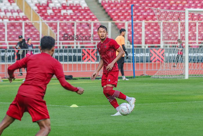 Bek timnas Indonesia, Hansamu Yama Pranata (kanan), tampak sedang menguasai bola ketika berlatih di Stadion Gelora Bung Karno, Senayan, Jakarta, 20 Desember 2022.