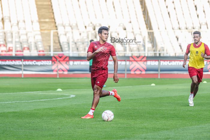 Penyerang timnas Indonesia, Muhammad Rafli, sedang menguasai bola saat berlatih di Stadion Gelora Bung Karno, Senayan, Jakarta, 20 Desember 2022.
