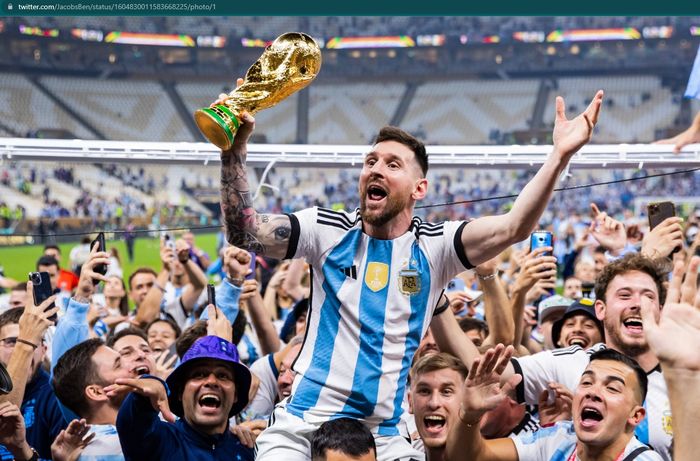 Lionel Messi, yang membawa trofi Piala Dunia, tampak dibopong dan dielu-elukan pasca-pertandingan final Piala Dunia 2022. 