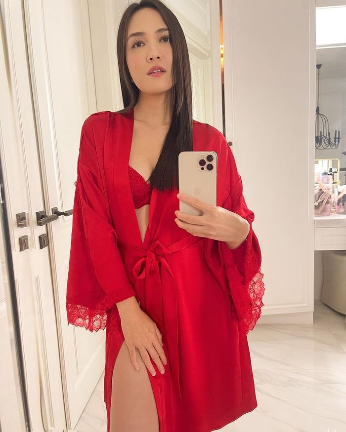 Shandy Aulia Sebar Foto Seksi Pakai Lingerie Merah 