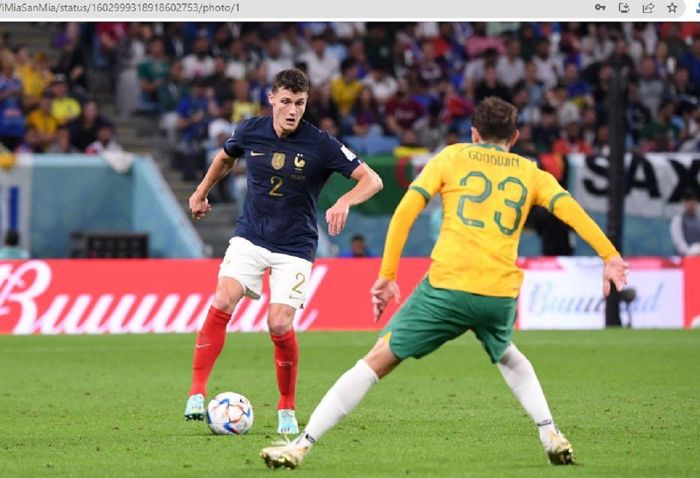 Bek kanan timnas Prancis, Benjamin Pavard, berduel dengan winger timnas Australia, Craig Goodwin, pada partai perdana Grup D, Selasa (23/11/2022).